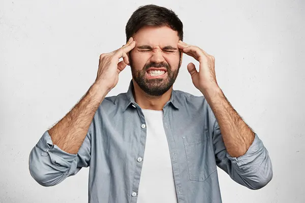 Muchas personas padecen de fuertes dolores de cabeza sin saber que el origen está en su boca. El dolor de cabeza por bruxismo qué hacer es una búsqueda frecuente, pues este...