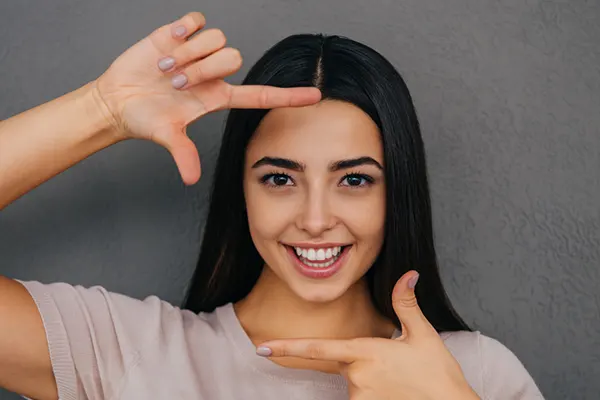 El diseño de sonrisa es uno de los tratamientos estéticos más solicitados en odontología moderna y muchos pacientes se preguntan cómo quedan los dientes después de un diseño de sonrisa....