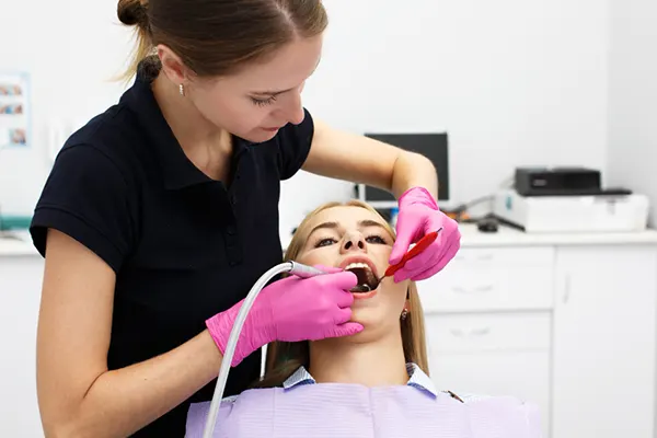 Saber cada cuánto se debe hacer una limpieza dental es una de las dudas más frecuentes en pacientes que desean conservar una sonrisa sana y estética. Aunque muchos esperan sentir...