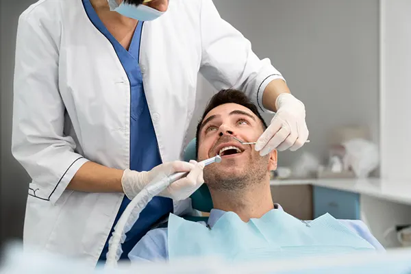 Muchas personas desean una sonrisa más blanca, sana y atractiva, pero no siempre saben por dónde empezar. Conocer las 3 diferencias entre limpieza y blanqueamiento dental es fundamental para tomar...