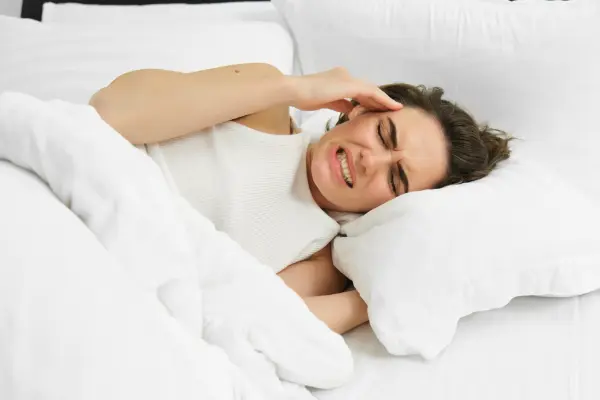 El bruxismo es un problema común que afecta el sueño y la salud bucal. Si quieres saber cómo dormir para evitar el bruxismo y cuidar tus dientes, este artículo guiado...